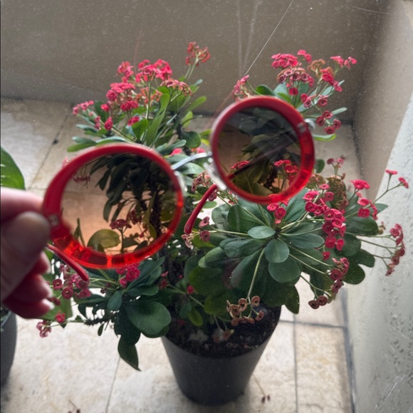 CHANEL Red Sunglasses - Picture 7 of 10